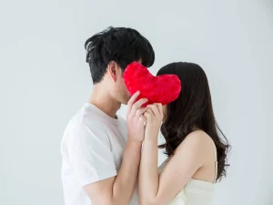 成田(千葉県成田市)の歯医者、メイプル歯科はなのき台クリニックでキスで、歯周病がうつる?歯周病の感染リスク、予防方法を解説