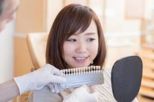 成田(千葉県成田市)の歯医者、メイプル歯科はなのき台クリニックで歯科治療背使用されるセラミックの費用についての解説