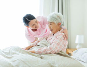 成田（千葉県成田市）の歯医者、メイプル歯科はなのき台クリニックで介護が必要な高齢者の口腔ケア方法と誤嚥性肺炎予防のポイントを解説