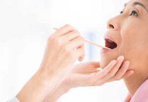 成田（千葉県成田市）の歯医者、メイプル歯科はなのき台クリニックで介護が必要な高齢者の口腔ケア方法と誤嚥性肺炎予防のポイントを解説