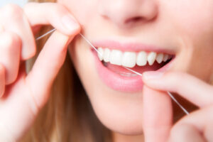 成田（千葉県成田市）の歯医者、メイプル歯科はなのき台クリニックで詰め物と歯の境目が茶色く変色するのはなぜ？二次カリエスの予防法を解説