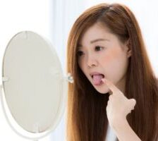成田（千葉県成田市）の歯医者、メイプル歯科はなのき台クリニックで、口臭が気になり始めたらチェックすべきこととは？生理的口臭と病的口臭の違いを解説
